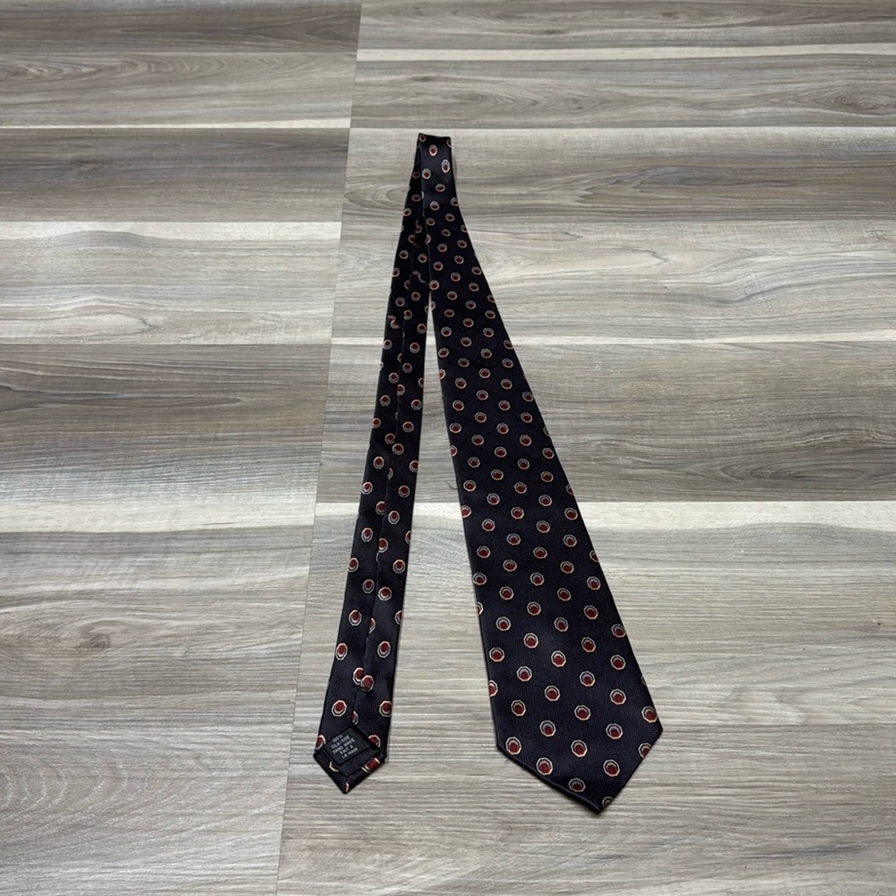 Outline 100% Silk tie